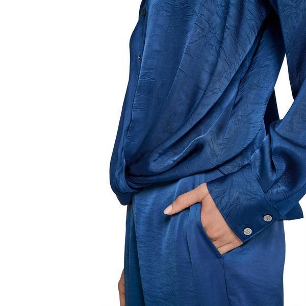Top L/S TWIST CREASE TOP, color blue